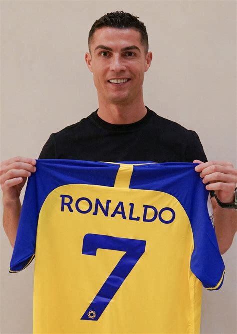 Photo Cristiano Ronaldo Pose Avec Le Maillot De Sa Nouvelle Quipe