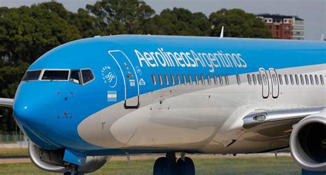 Aerolíneas Argentinas suspende a 8 000 trabajadores por crisis del