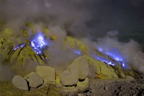 印尼火山喷发蓝色火焰壮美似星云新闻科学网