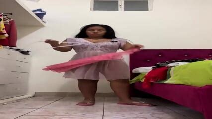 Latina Acomodando Ropa Interior