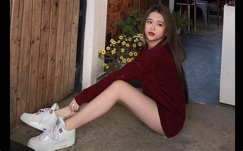 Gợi cảm không đợi tuổi hot girl 2K2 liên tục phô diễn hình thể với bikini khoét bạo