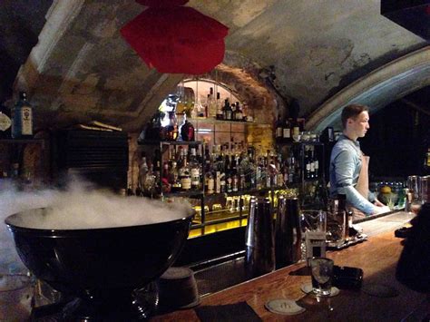 MOSCOW BY NIGHT - Secret underground bar: Mendeleev.