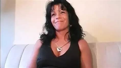 Mit ihrer feuchten Muschi zeigt sich diese brünette MILF deutscher