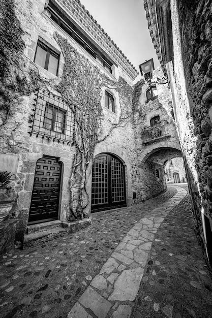 Callejón medieval con casas de piedra y arcos en el pintoresco pueblo