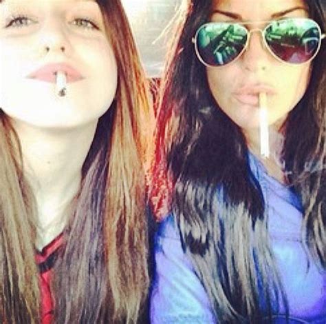 Antonella Mosetti Si Fa Un Selfie Mentre Fuma Con La Figlia Asia