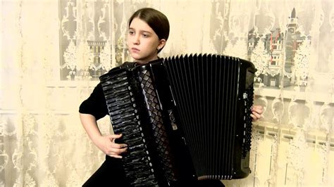 посмотрите как Алина играет ( НЕЗАБВЕННОЕ ) на аккордеоне - YouTube
