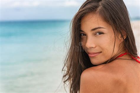 1 851 Photos De Fille Asiatique Chinoise De Jeune Femme Dans Le Bikini Sur La Plage Photos De