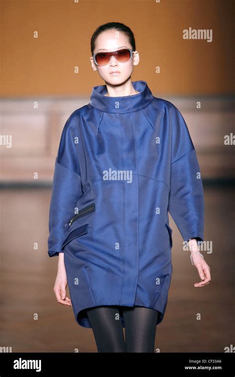 Thakoon New York Ready To Wear Autumn Winter Model Hye Park Brunette Hair Off Face Wearing Large