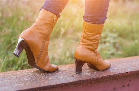 Sección baja de la mujer de pie al aire libre Foto Premium