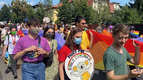 Marșul gay de la Cluj a durat o oră S a strigat în fața Primăriei Vrem drepturi egale VIDEO