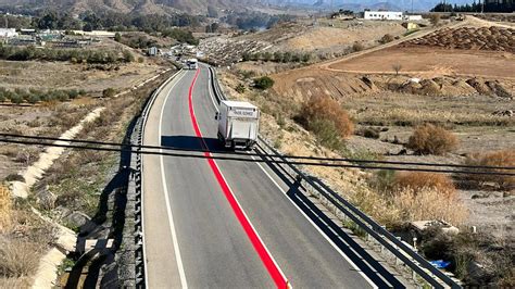 Qué significa la gran línea roja que aparece en la carretera de la