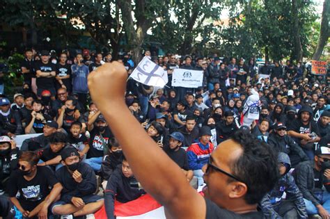 Ratusan Aremania Tuntut Kejati Kembalikan Berkas Penyidikan Tragedi