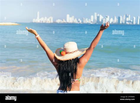 Afrikanisches M Dchen Im Bikini Fotos Und Bildmaterial In Hoher