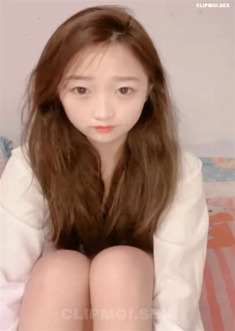 Siêu phẩm hot girl China mặt xinh dáng nuột