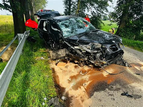 Powa Ny Wypadek Pod Poznaniem Samoch D Rozbi Si Na Drzewie