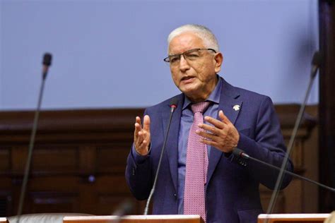 Congresista Héctor Acuña presenta proyecto de ley para regular el