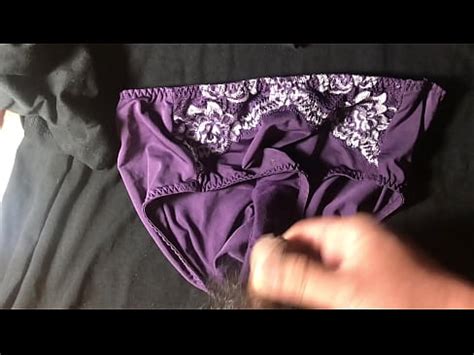 射在紫色原味純棉內褲上 觸感味道都很棒 尿味重 XVIDEOS