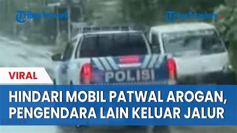 MOBIL PATWAL AROGAN SEBABKAN PENGENDARA LAIN KELUAR JALUR YouTube