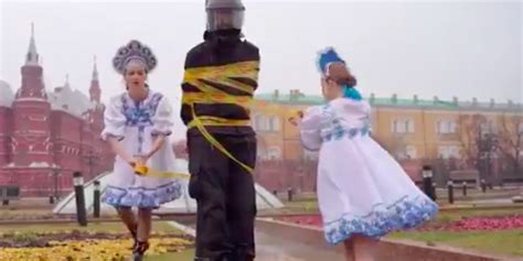 Осторожно хрупкое Pussy Riot в кокошниках привязали скотчем к столбу омоновца Афиша Daily