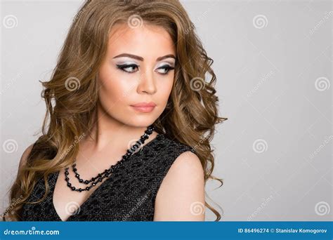Mooi Jong Blonde Met Krullend Haar Op Grijs Stock Foto Image Of Volwassen Dame