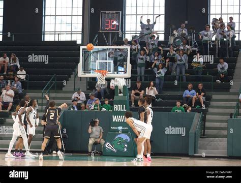 The Tulane Green Wave Soundwave Pep Band Tries To Distract Uab Blazers