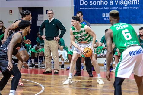 Basquetebol Fc Porto Perde Nos A Ores E Apanhado Pelo Benfica