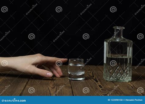 La Mano Femenina Alcanza Para Un Vidrio Con El Alcohol Alcohol Negro