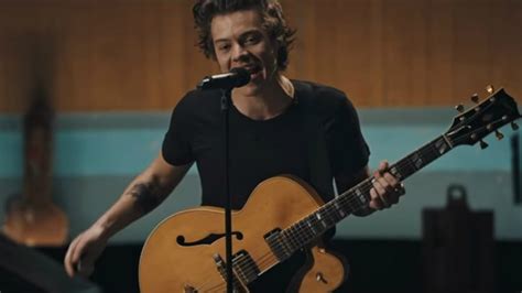 Foto Digosipkan Gay Harry Styles Buka Bukaan Soal Orientasi Seksualnya