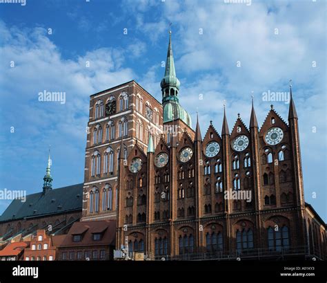 Nikolaikirche Und Rathaus Backsteingotik Stralsund Hi Res Stock