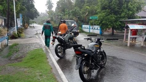 Personel Polsek Rainis Talaud Gerak Cepat Bantu Warga Terdampak Banjir