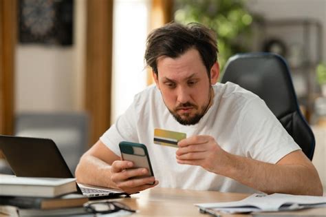 Um homem de meia idade está tentando fazer compras on line ele insere