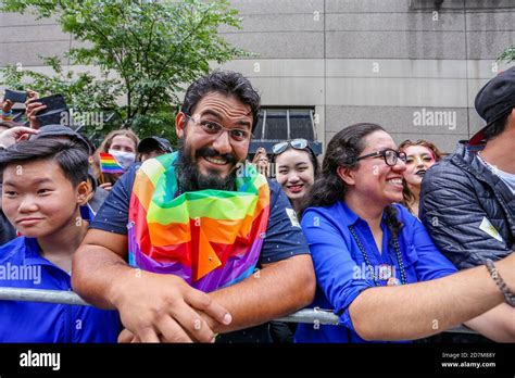 Un Hombre Con Colores Arcoiris Alrededor De Su Cuello Sonriendo Para La