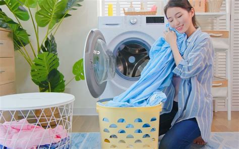 Ikuti 7 Tips Mencuci Baju Harum Tahan Lama Saku Laundry