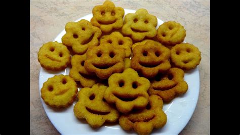 Хрустящая закуска. Снеки из картофеля. Картофельные смайлики. Чипсы из ...