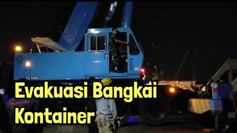 Detik Detik Evakuasi B4ngkai Kontainer Yang Di Tabrak Kereta Api