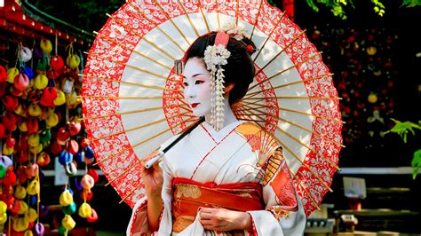 Une Geisha Dans Les Rues De Kyoto Photos Futura