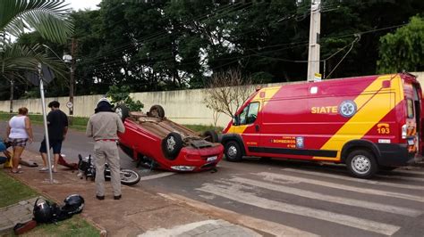 Três pessoas ficam feridas após acidente entre moto e dois carros em