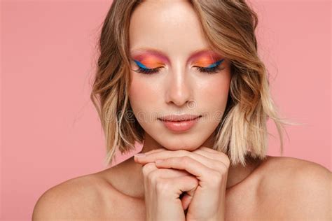 Portrait De Beauté D une Femme D une Chevelure Blonde De Jeune Torse Nu Attrayant Image stock