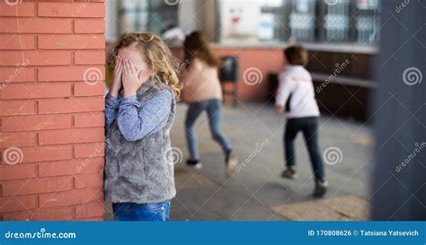 Jeu De Cache Cache Fille Couvrant Les Yeux Sa Position De Mains Photo