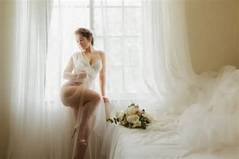 19 Intimate Nude Wedding Photos To Treasure Them Forever