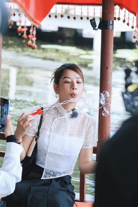 Trước khi mở quán phở ở Thượng Hải Chi Pu đã hot khắp Trung Quốc nhờ lối mặc gợi cảm Phong