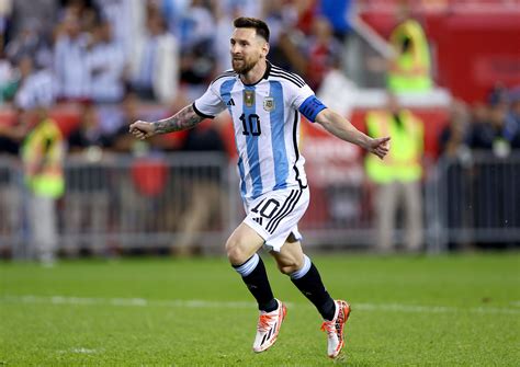 lionel messi argentina icon   sign pitch invaders   jamaica