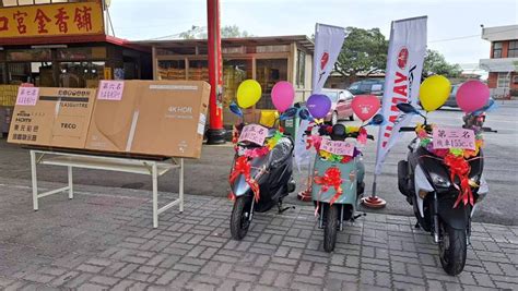 東石港口宮媽祖追流行 春節擲筊送轎車金媽祖也送iphone