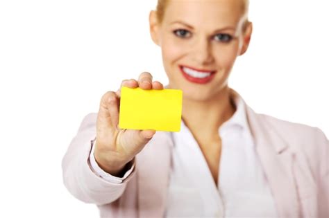 Retrato De Una Mujer De Negocios Sonriente Con Una Tarjeta Amarilla