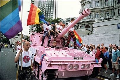 La Bomba Gay el arma que quería convertir la guerra en una orgía homosexual