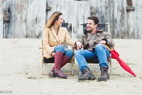 아름 다운 영 빨간 우산 야외 커플 2명에 대한 스톡 사진 및 기타 이미지 2명 가을 강 Istock