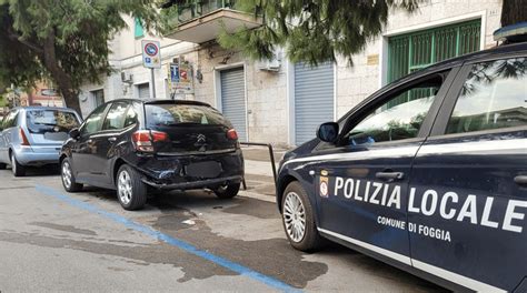 Danneggia Tre Auto In Sosta In Viale Di Vittorio E Scappa Ritirata