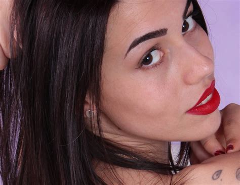 Sensual Petra Lays Down In Bed And Shows Off Her Bare Feet VR Porn Video VRPorn