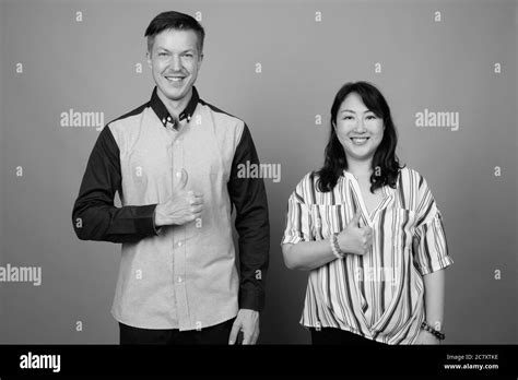 Belle Femme Mature Avec Jeune Homme Banque D Images Noir Et Blanc Alamy