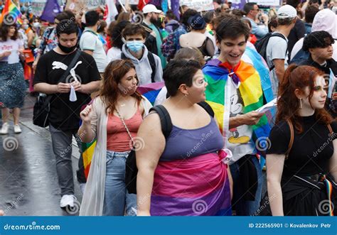 La Gente Participa En El Orgullo Gay También Conocido Como La Marcha Del Orgullo Lgbt De